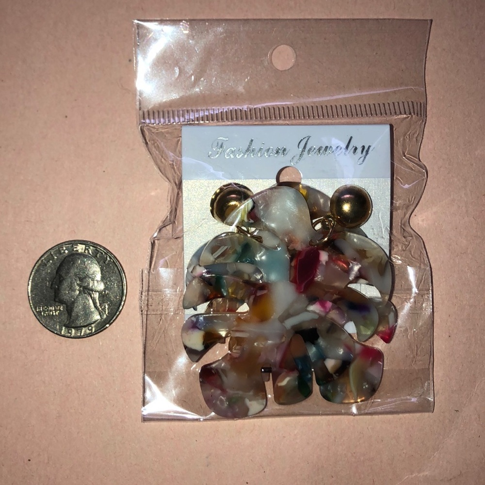 🔹FREEBIE🔹All gone🌴HPx2🌴 Boho Acrylic Earrings - Picture 4 of 5